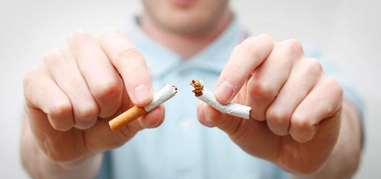 Colocado en medio cigarrillo