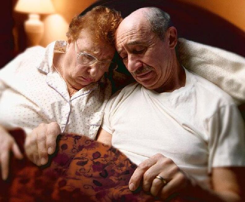 pareja de ancianos en la cama