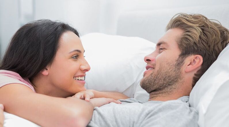 pareja joven en la cama