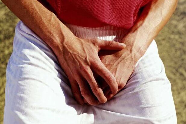 dolor en los testículos de un hombre