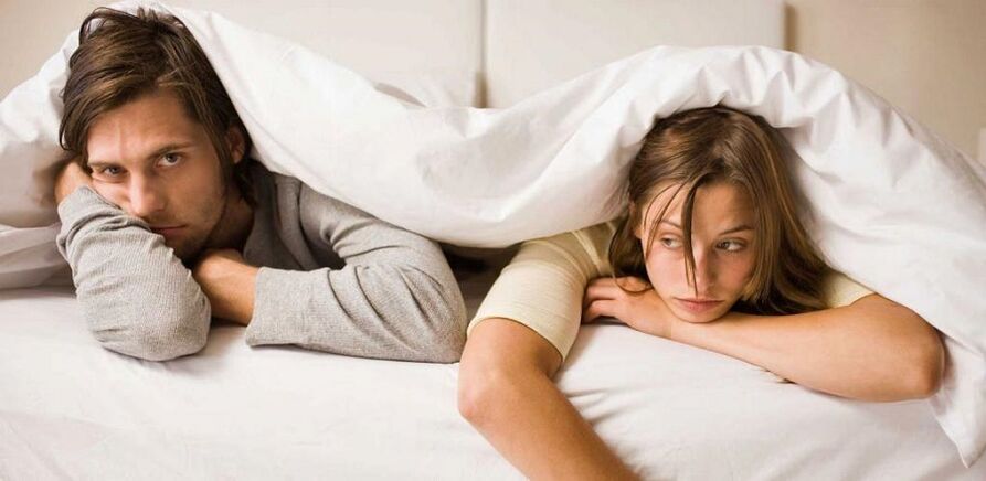 Mujer y hombre molestos con poca potencia.