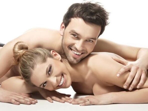 Mujer feliz con un hombre que no tiene problemas de potencia.