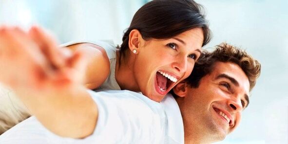 Mujer feliz y hombre con mayor potencia.