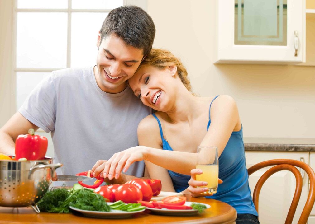 pareja preparando verduras para aumentar la potencia masculina