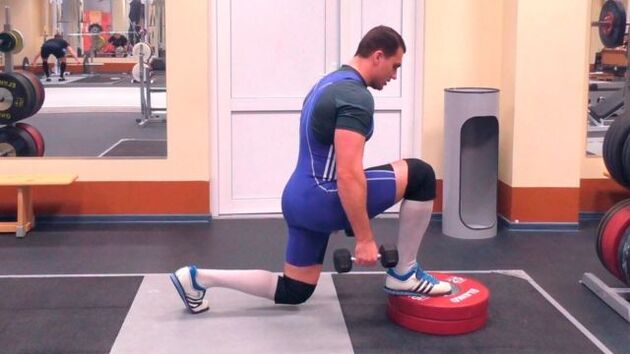 Ejercicio Estocadas con mancuernas, aumentando la potencia masculina