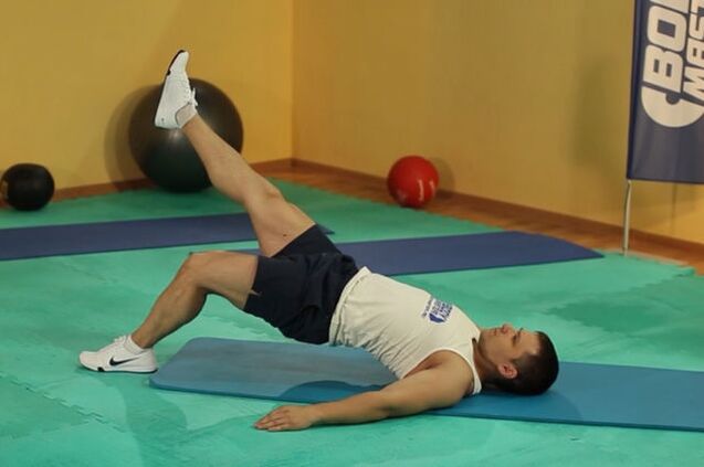 Ejercicio “Puente de glúteos” para regular la potencia en un hombre