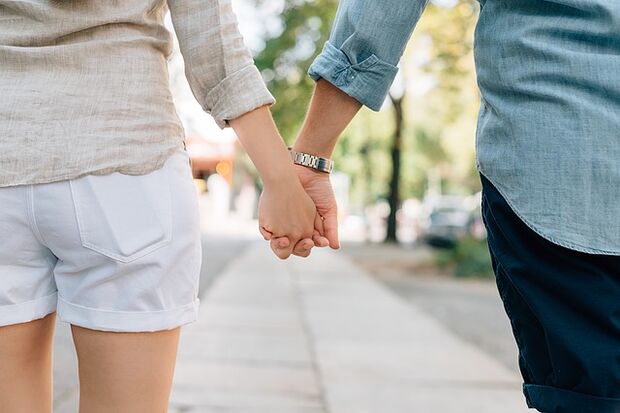 Un hombre sin problemas de potencia toma la mano de una mujer.
