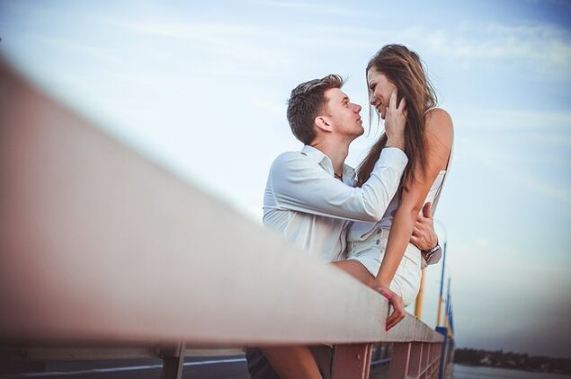 Una mujer en brazos de un hombre con excelente potencia.